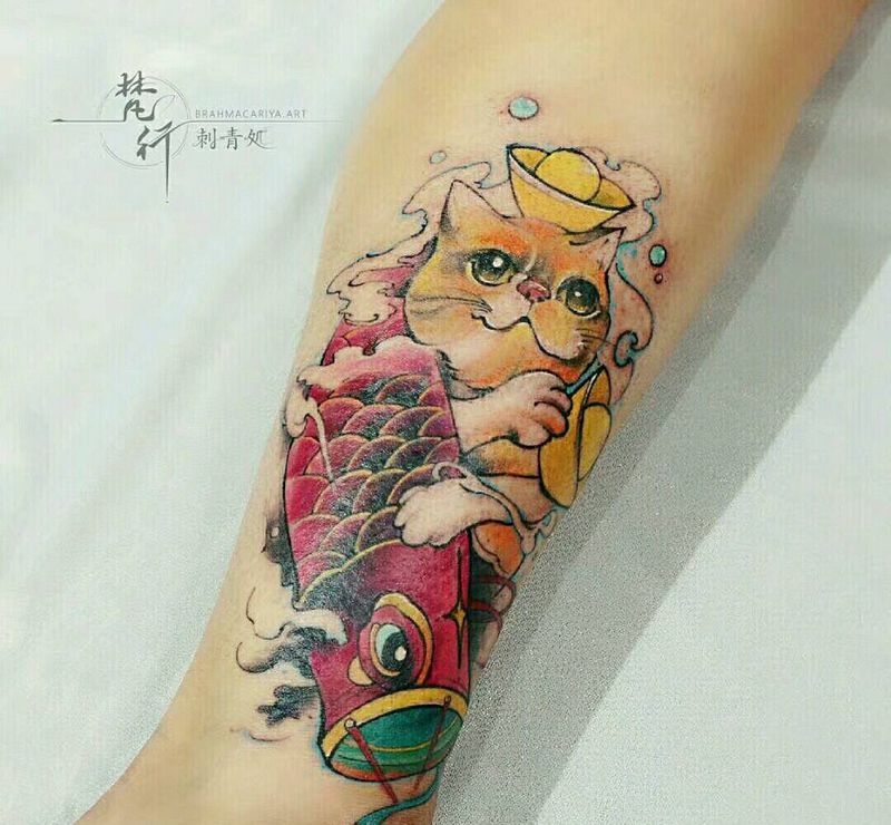 铲屎官纹身图片_腿部新传统猫鱼纹身图案