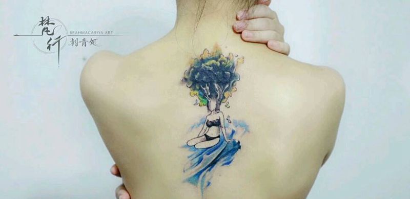 遮盖纹身图片_背部新传统水彩女孩波浪纹身图案