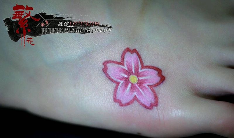 樱花＋月亮纹身图片_手部脚部清新植物成品纹身图案