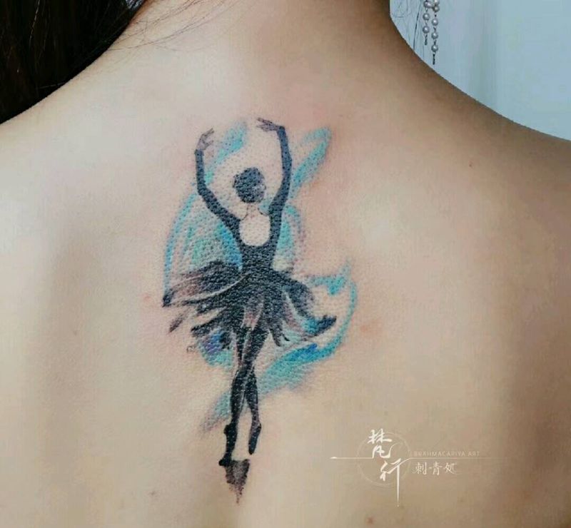 芭蕾纹身图片_背部水彩新传统芭蕾舞背影纹身图案