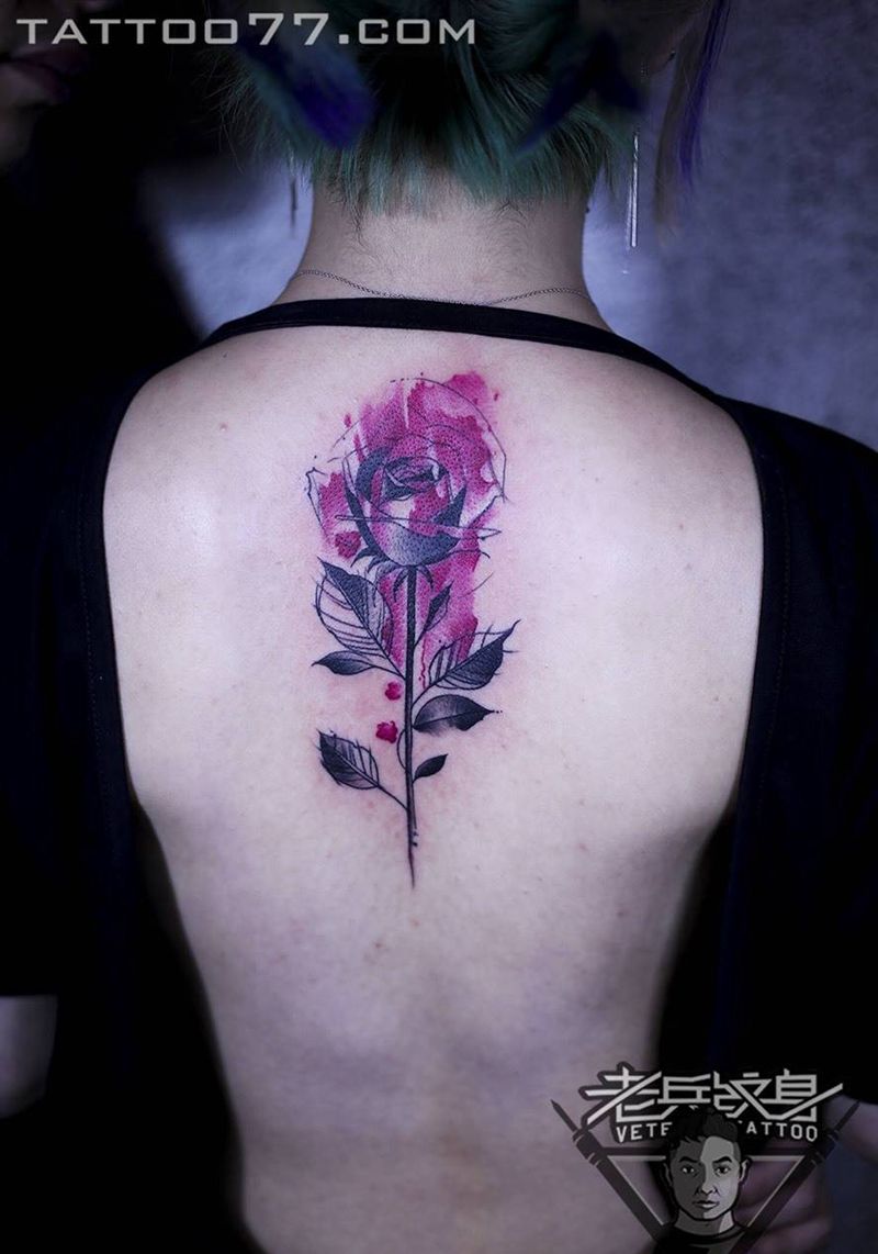 后背玫瑰花纹身纹身图片_成品背部清新植物纹身图案