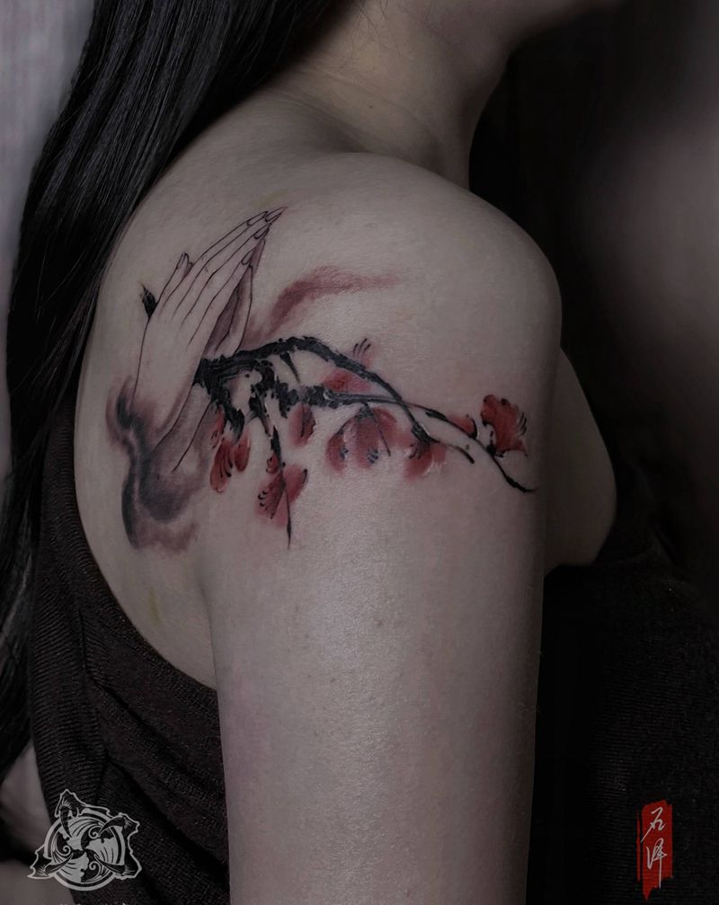 佛手梅花纹身图片_肩部水墨梅花佛手中国风纹身图案