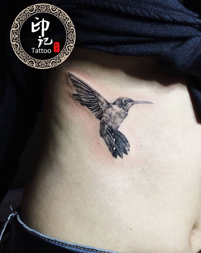 飞鸟纹身图片_写实成品腹部纹身图案