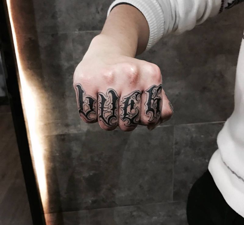 手指花体字纹身图片