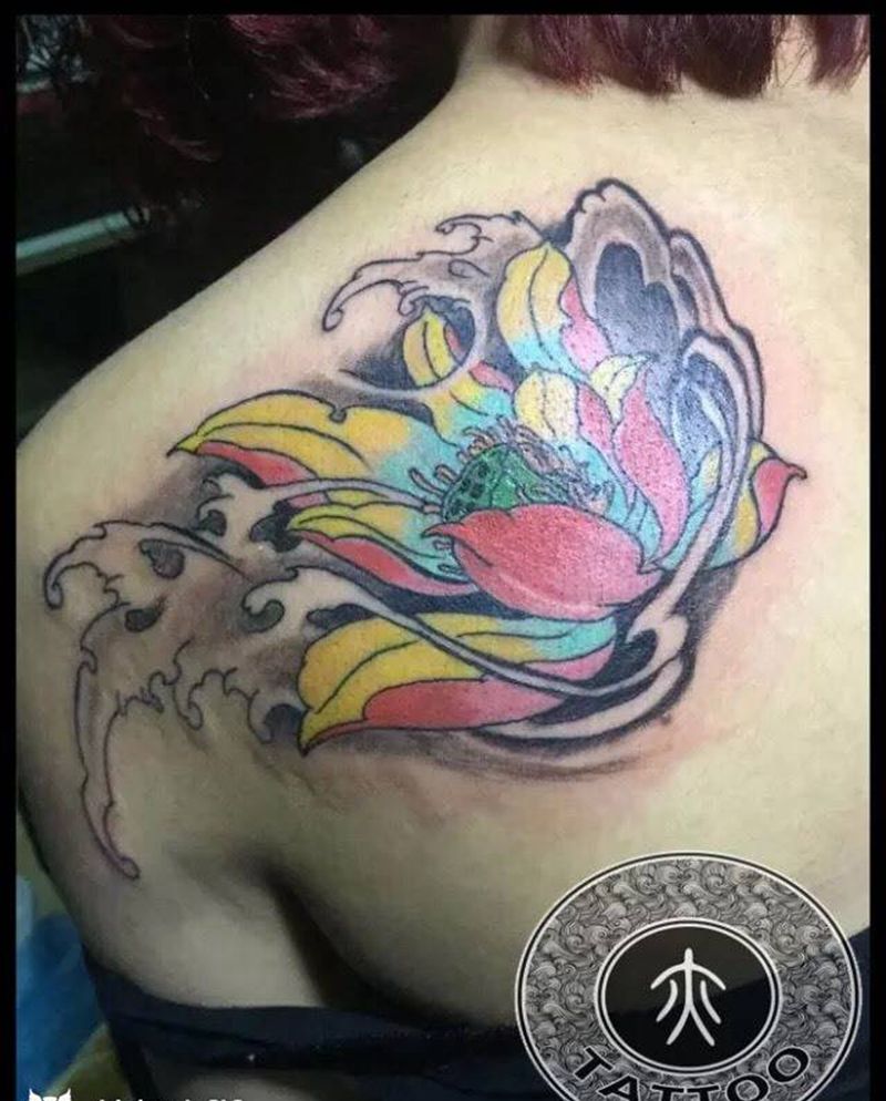 出淤泥而不染纹身图片_背部植物传统纹身图案