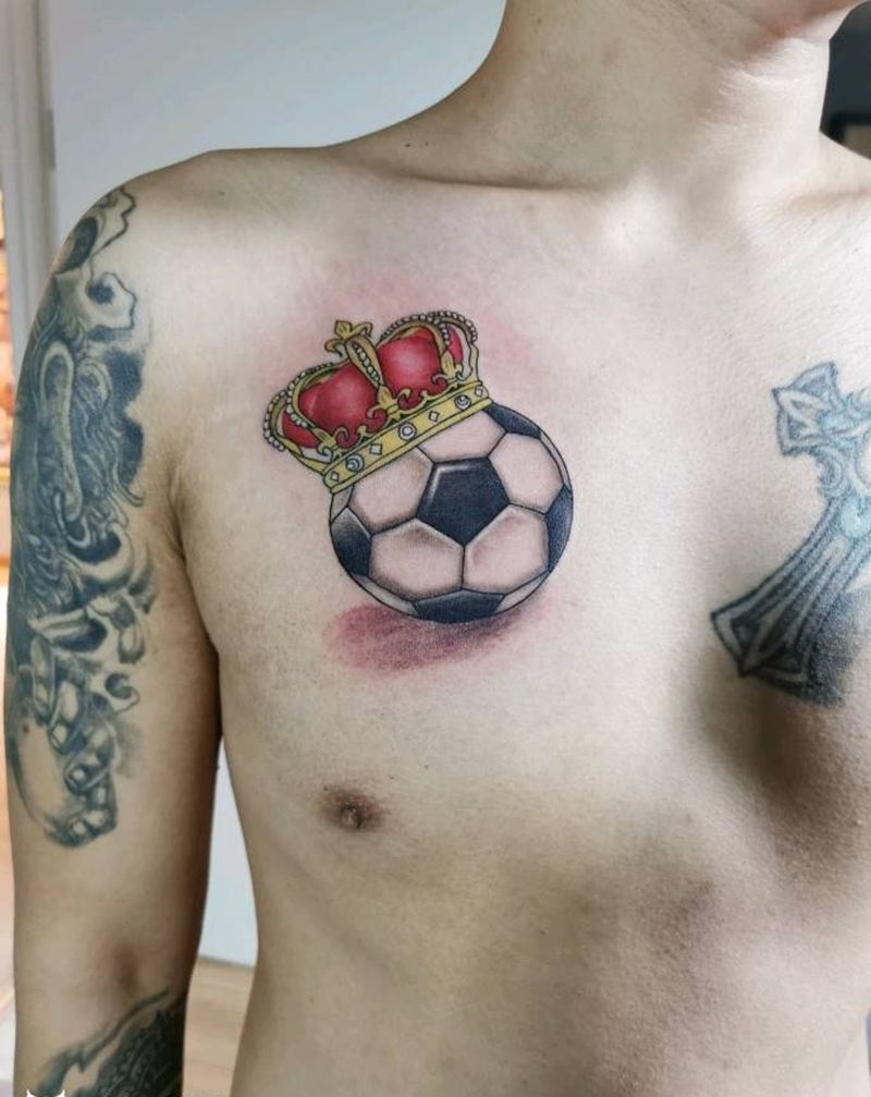 足球，皇冠纹身图片_胸部欧美写实纹身图案