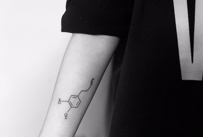 今日作品更新#小姐姐一口气做三纹身图片_手臂Old School花体字纹身图案