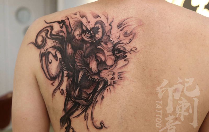 狮子纹身图片_背部老传统狮子纹身图案