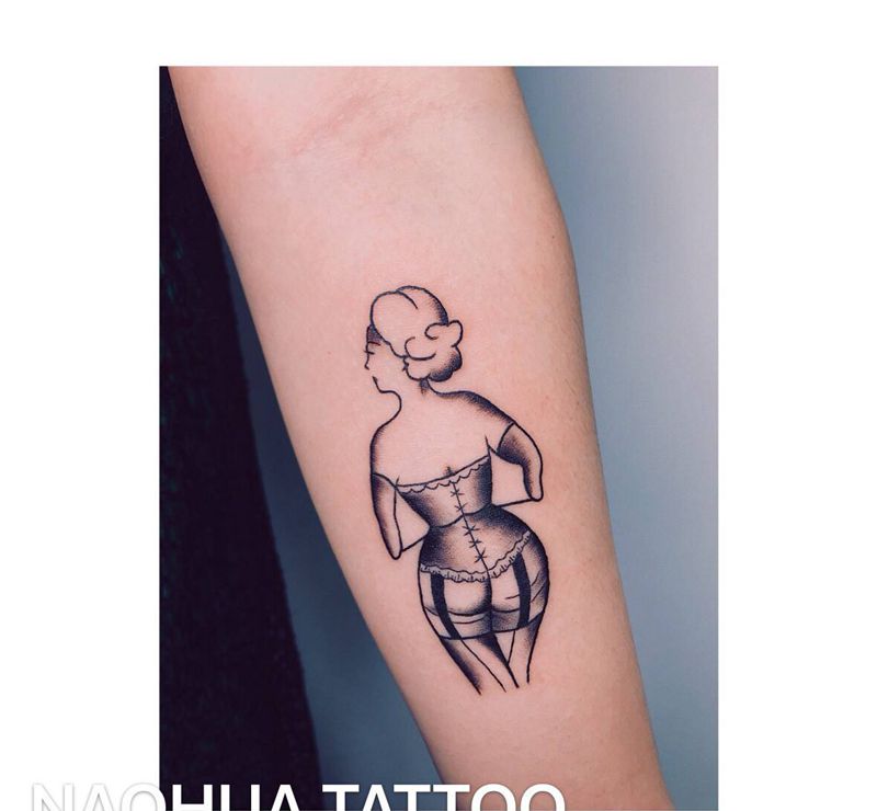 翘臀女郎纹身图片_手臂Old School纹身图案