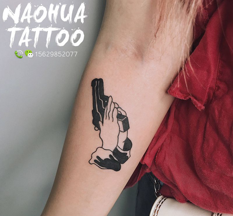 手枪纹身图片_手臂New School纹身图案