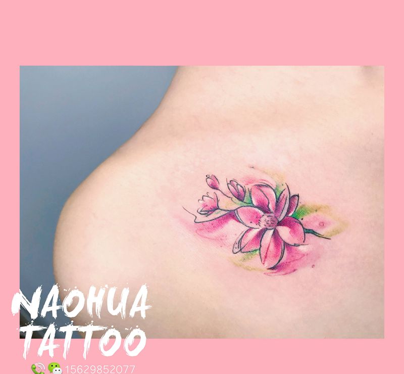 水彩花纹身图片_肩部水彩纹身图案