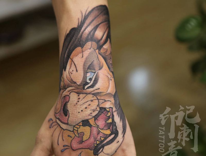 刀疤纹身图片_手部New School纹身图案