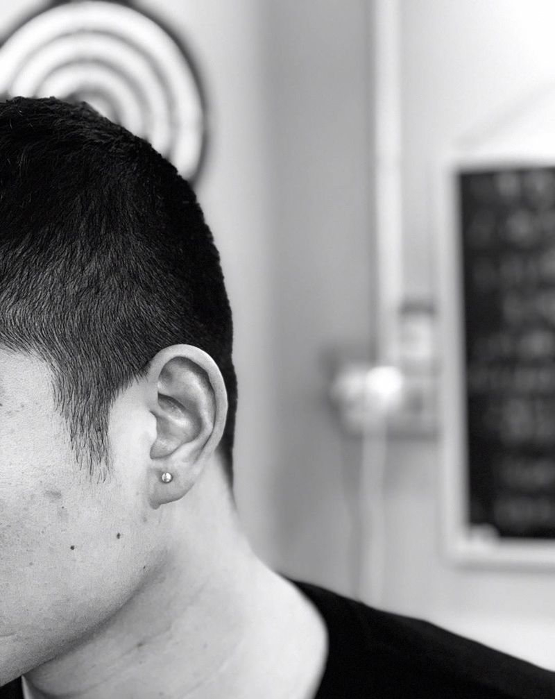 耳钉 一枚纹身图片