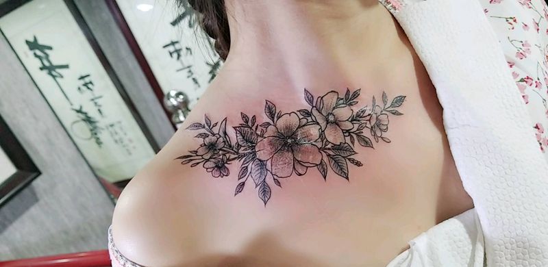 素花锁骨疤痕遮盖纹身图片_胸部颈部花素花纹身图案