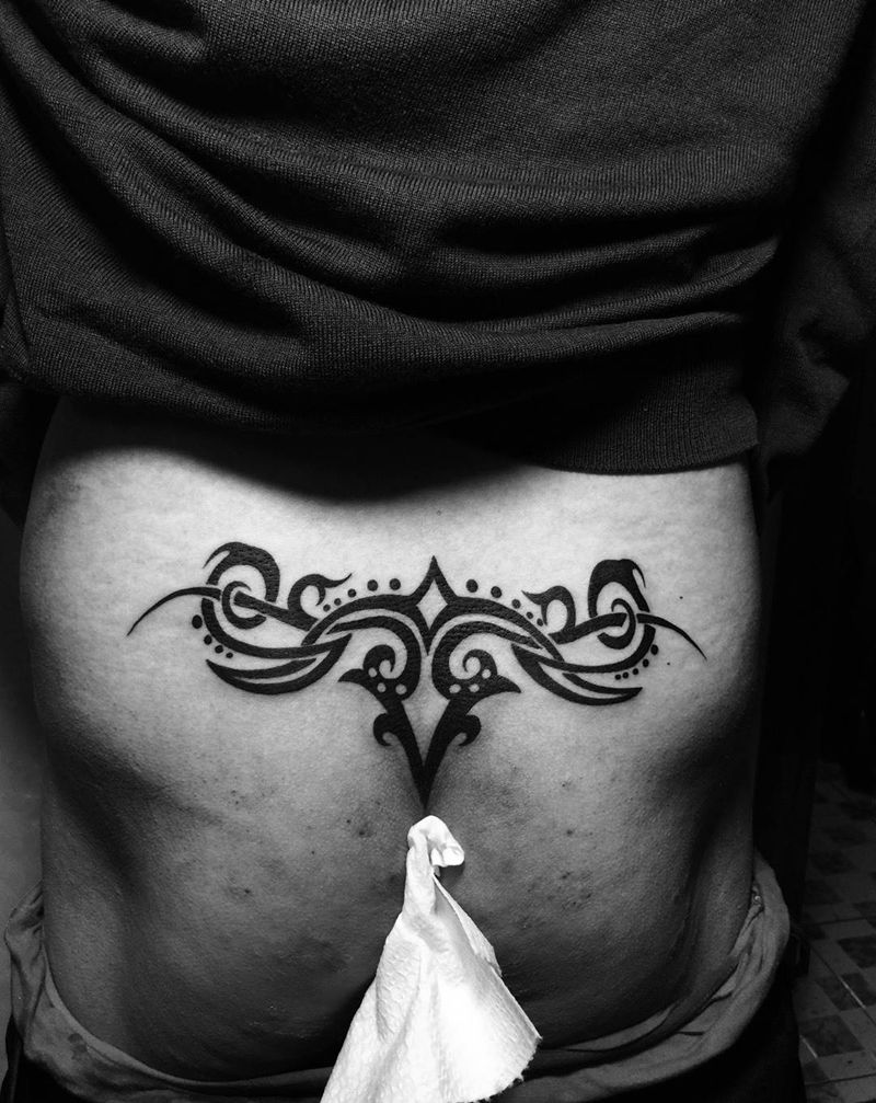 今日刺青欣赏：帅哥的腰花纹身图片