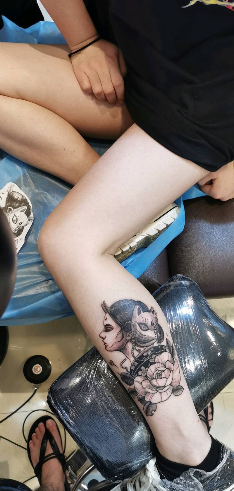 艺伎纹身图片_脚部欧美写实点刺纹身图案