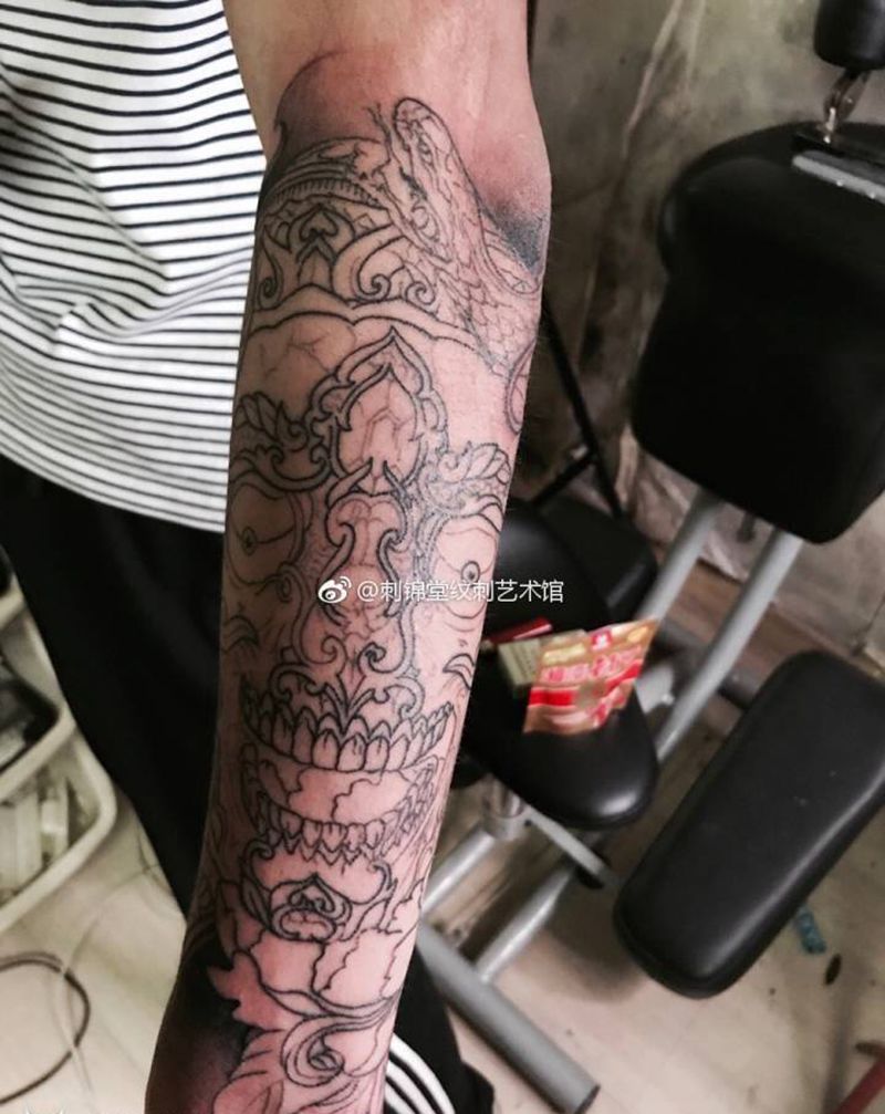 今日作品更新：小臂外侧嘎巴拉背景雾面 （未完成）细节咱都纹身图片
