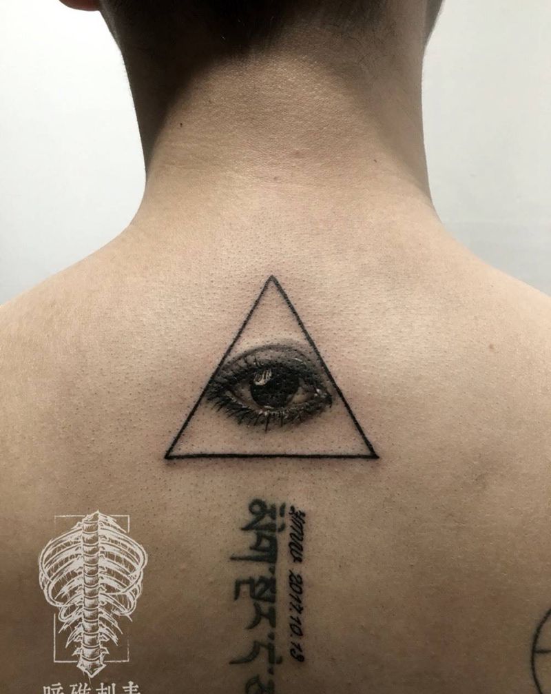 女朋友之眼纹身图片_成品原创写实背部纹身图案