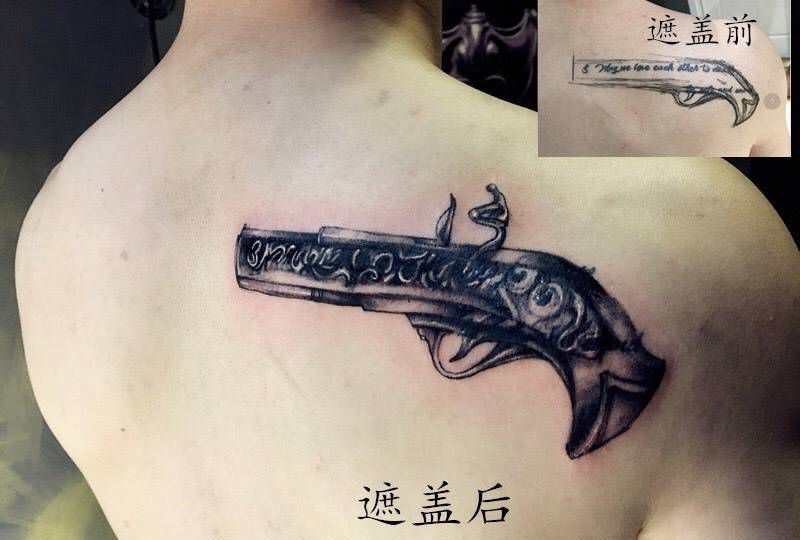 手枪遮盖背后英文纹身图片_成品背部写实原创纹身图案