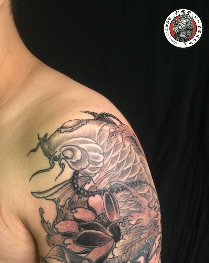 今日刺青欣赏：鲤鱼遮盖 黑灰底完成，期待彩色了噢纹身图片