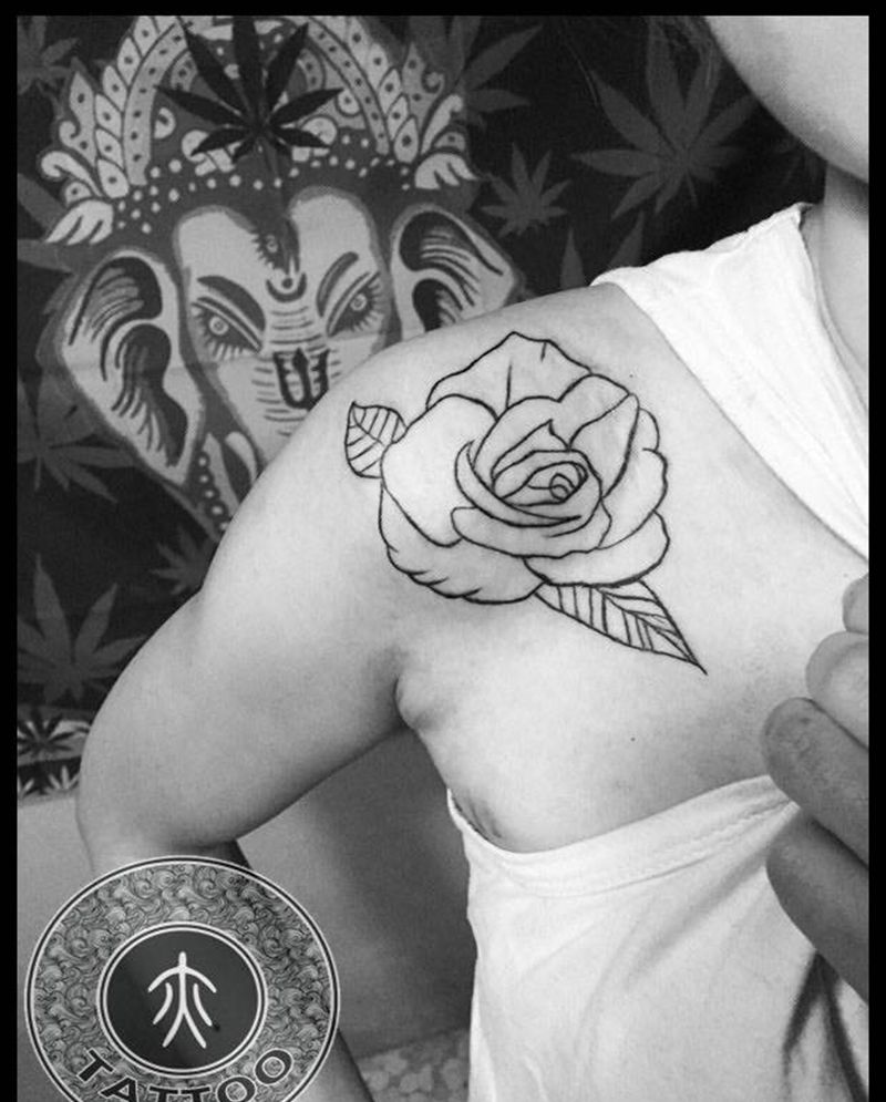 花纹身图片_肩部纹身图案