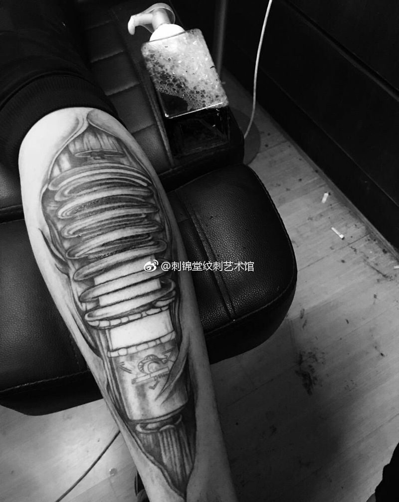 今日作品更新：机械腿黑灰底完成#纹身参考#纹身图片