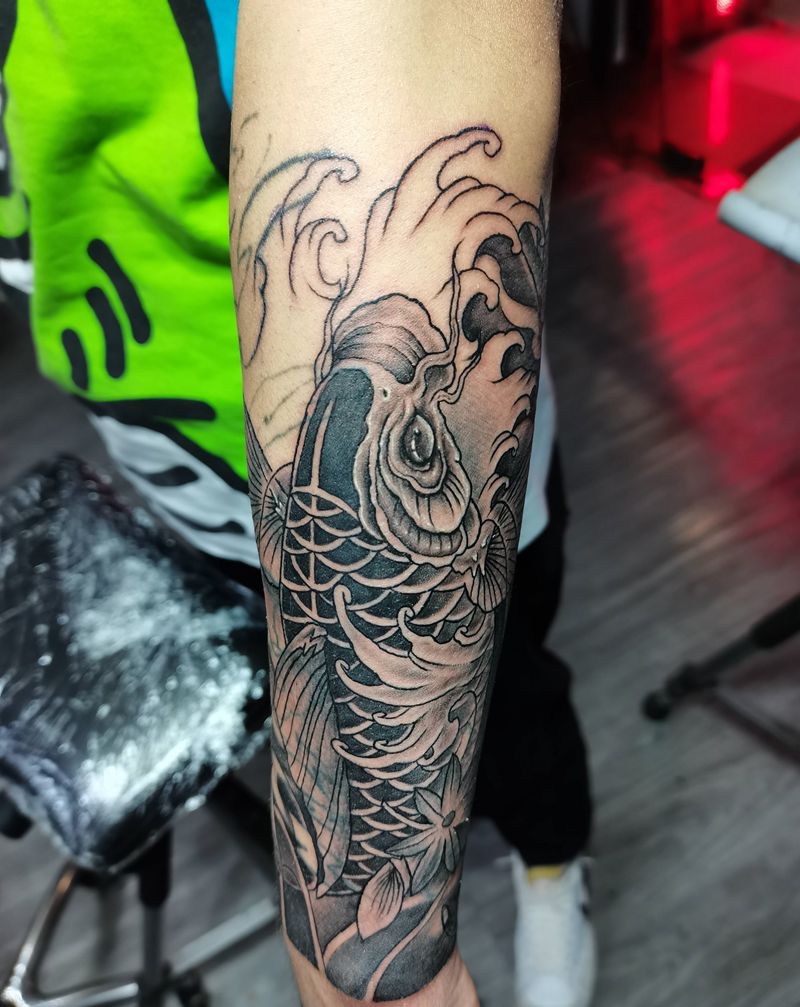 鱼纹身图片_手臂新传统纹身图案