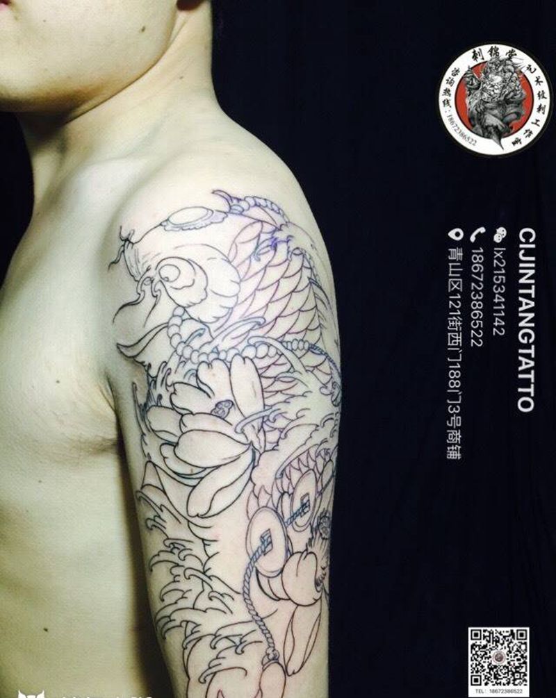 今日刺青欣赏：大臂鲤鱼线条完成纹身图片