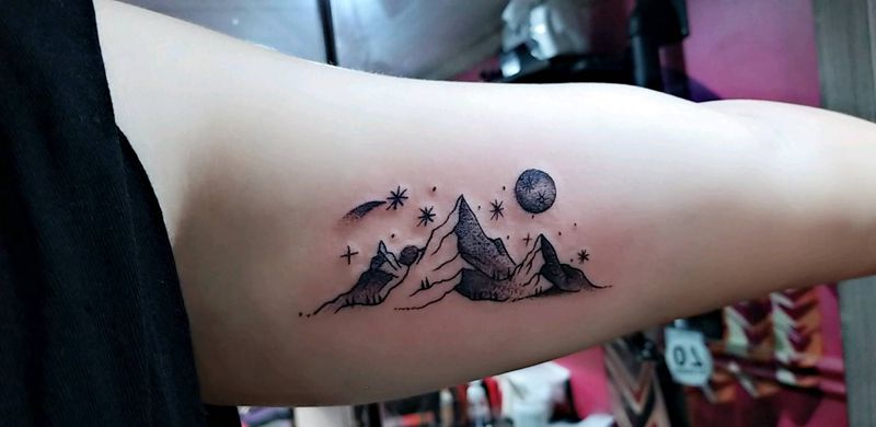 山！星空纹身图片_手臂点刺几何纹身图案