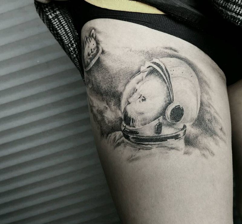 小猫！纹身图片_腿部欧美写实小猫黑灰喵星球纹身图案