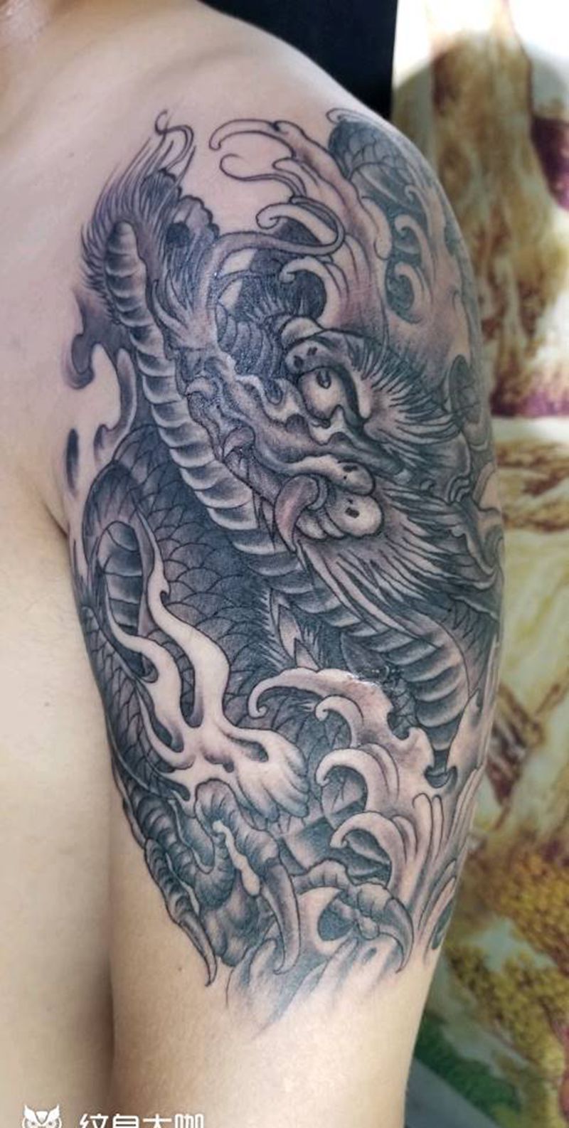 大臂龙纹身图片