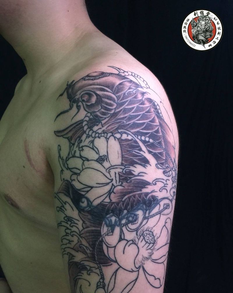 今日刺青欣赏：鲤鱼遮盖进度中纹身图片