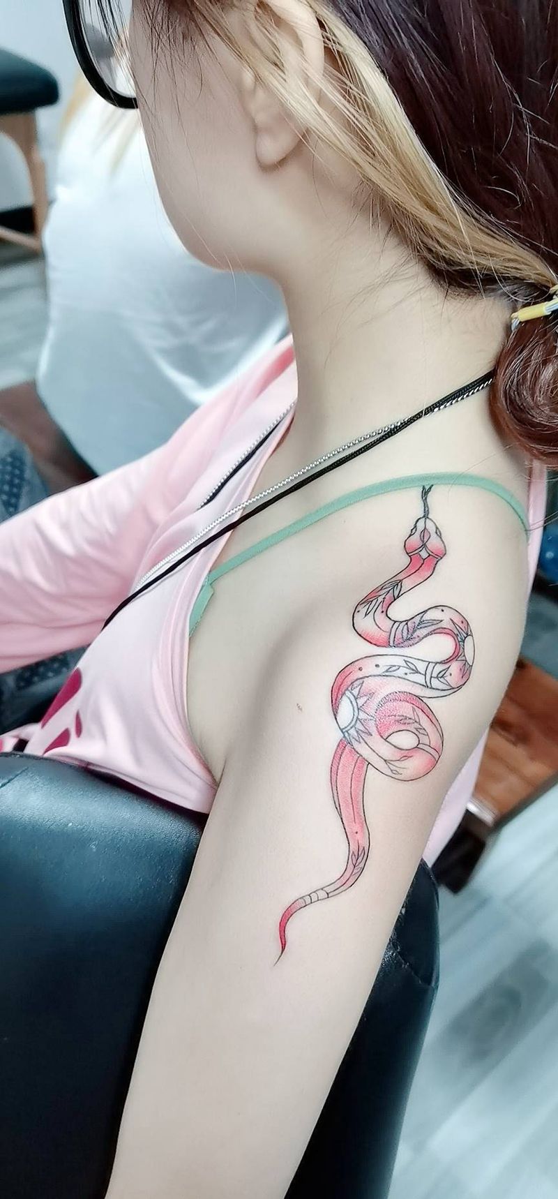 蛇纹身图片_肩部点刺水彩纹身图案