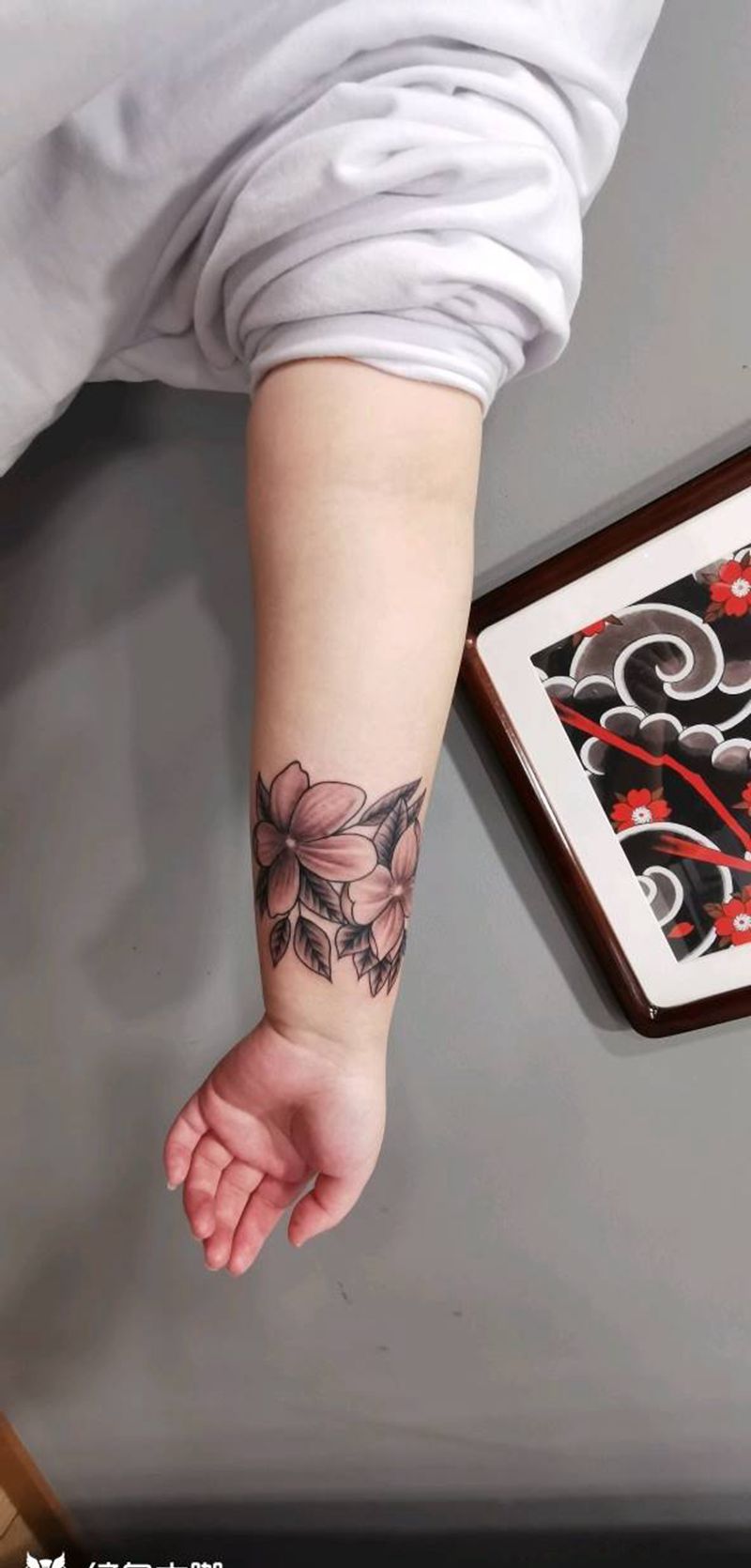 花➕梵文纹身图片_手臂新传统纹身图案