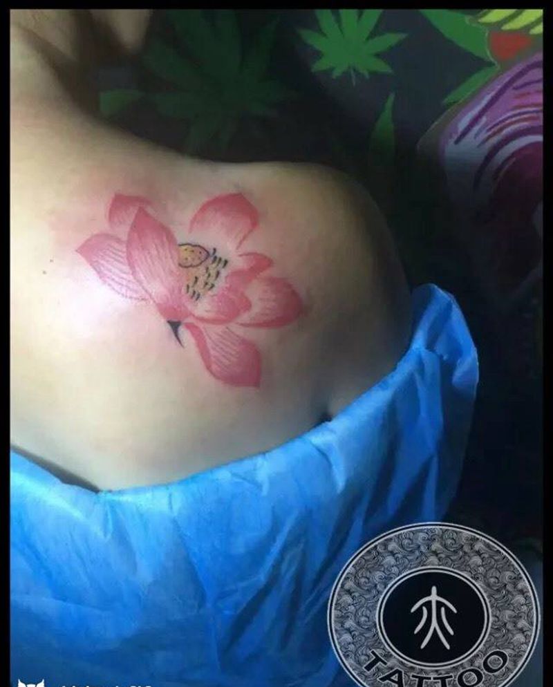 莲花纹身图片_背部传统植物纹身图案
