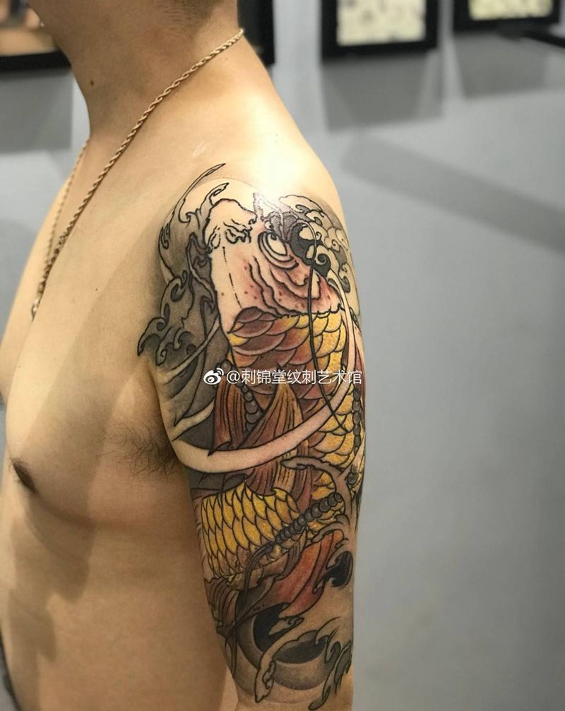 今日作品 金龙鱼包大臂 未完待续～纹身图片
