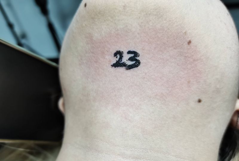 数字纹身图片_颈部花体字纹身图案