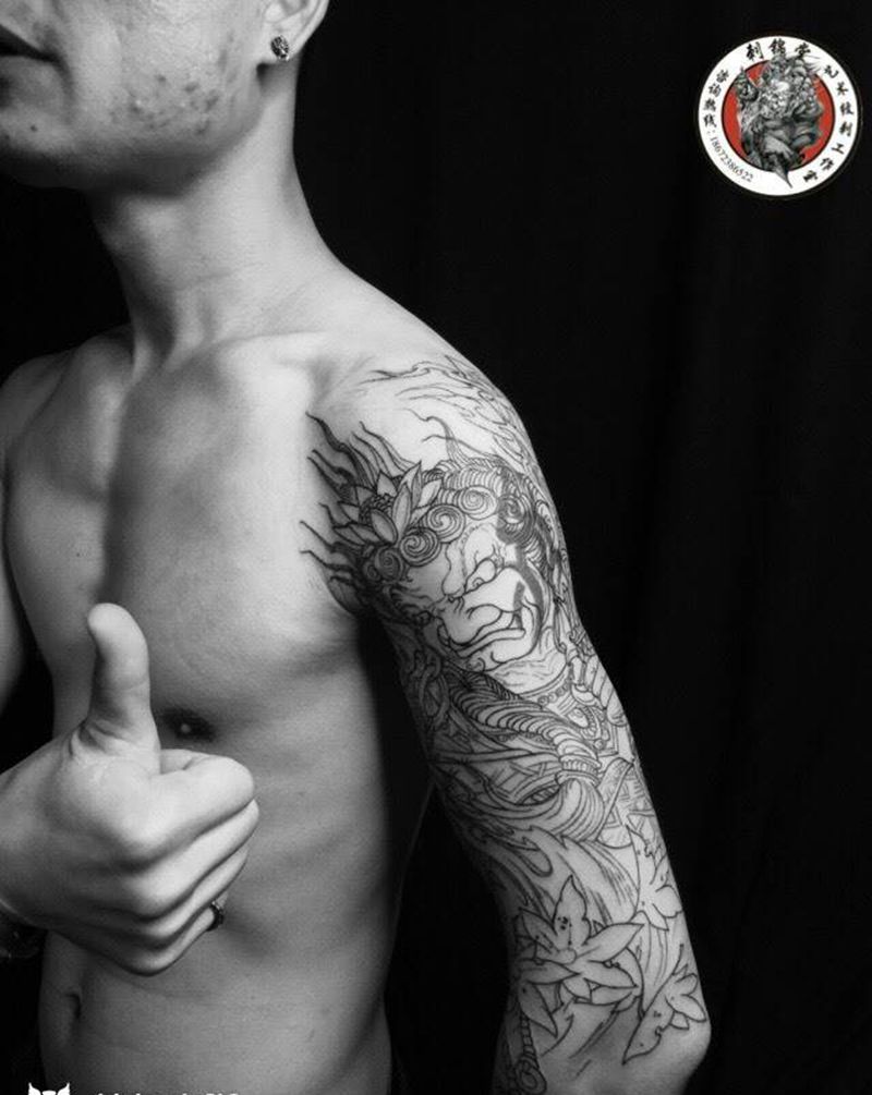 武汉纹身#刺锦堂纹身#作品更新# 八大明王之首不动明王花臂进度中纹身图片