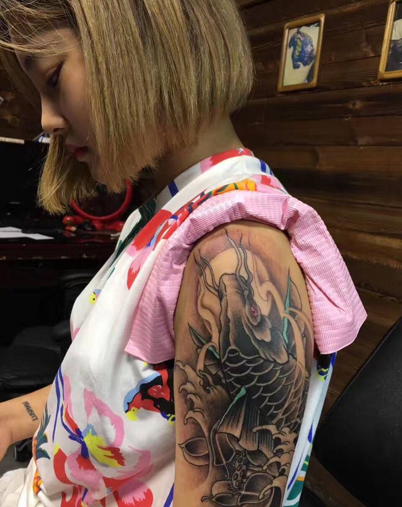 传统鲤鱼纹身图片_传统手臂纹身图案