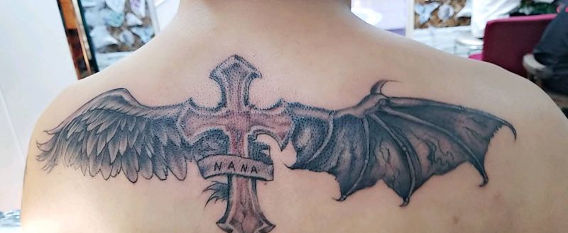 恶魔与天气翅膀纹身图片_背部欧美写实老传统纹身图案
