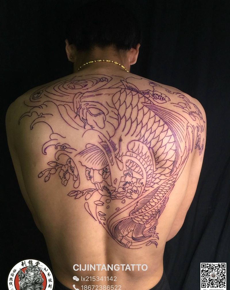 今日刺青欣赏：半背鲤鱼线条（未完成）纹身图片