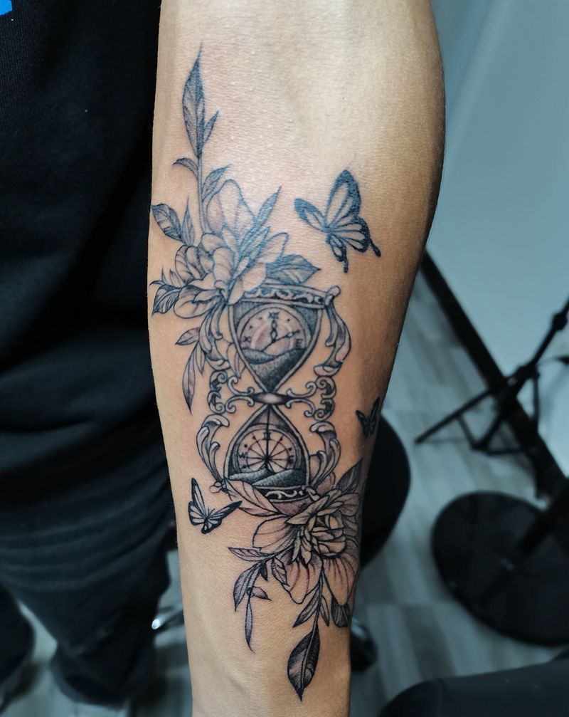 沙漏素花纹身图片_手臂点刺几何纹身图案