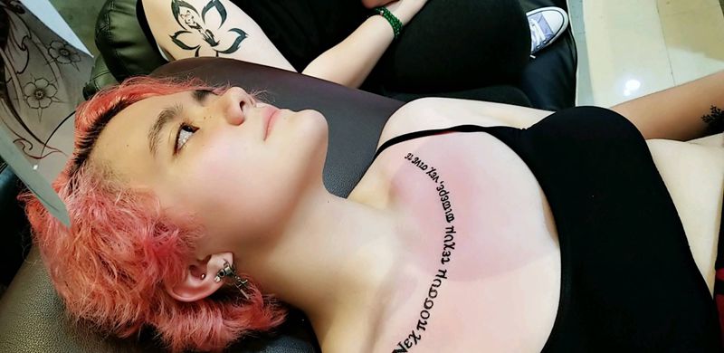 英文纹身图片_胸部花体字图腾纹身图案