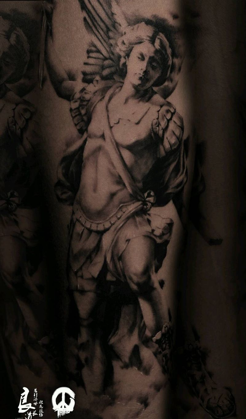雕塑小腿外侧纹身图片_腿部欧美写实黑灰雕塑纹身图案