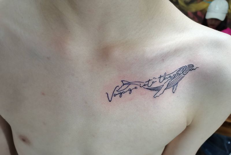 鲸鱼英文纹身图片_胸部花体字纹身图案