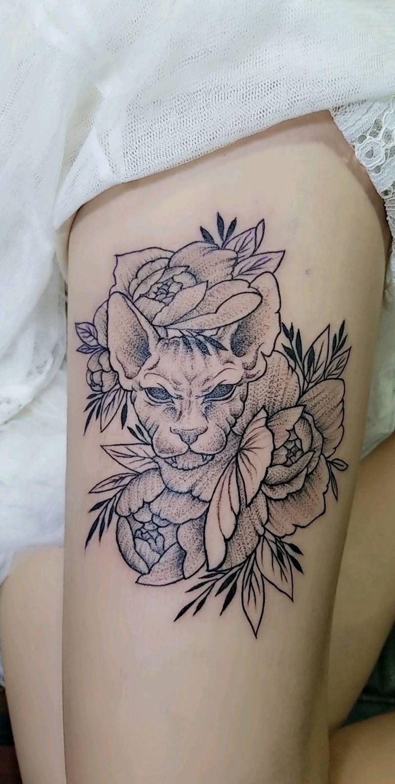 点刺喵！纹身图片_腿部点刺纹身图案