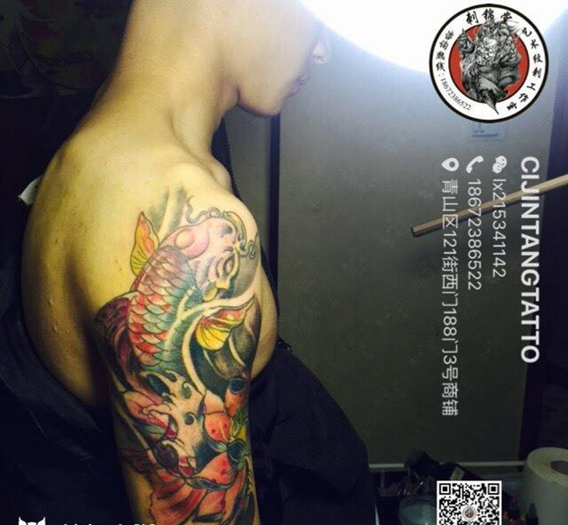 今日刺青欣赏：锦鲤纹身图片