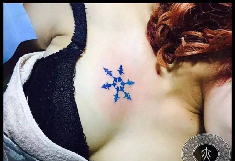 小雪花纹身图片_胸部清新纹身图案