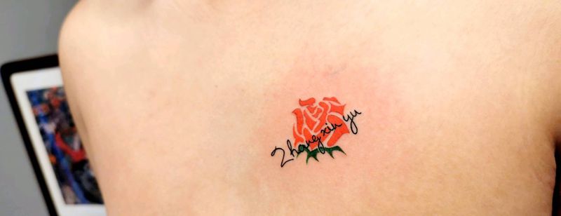 花，英文字母纹身图片_胸部花体字纹身图案