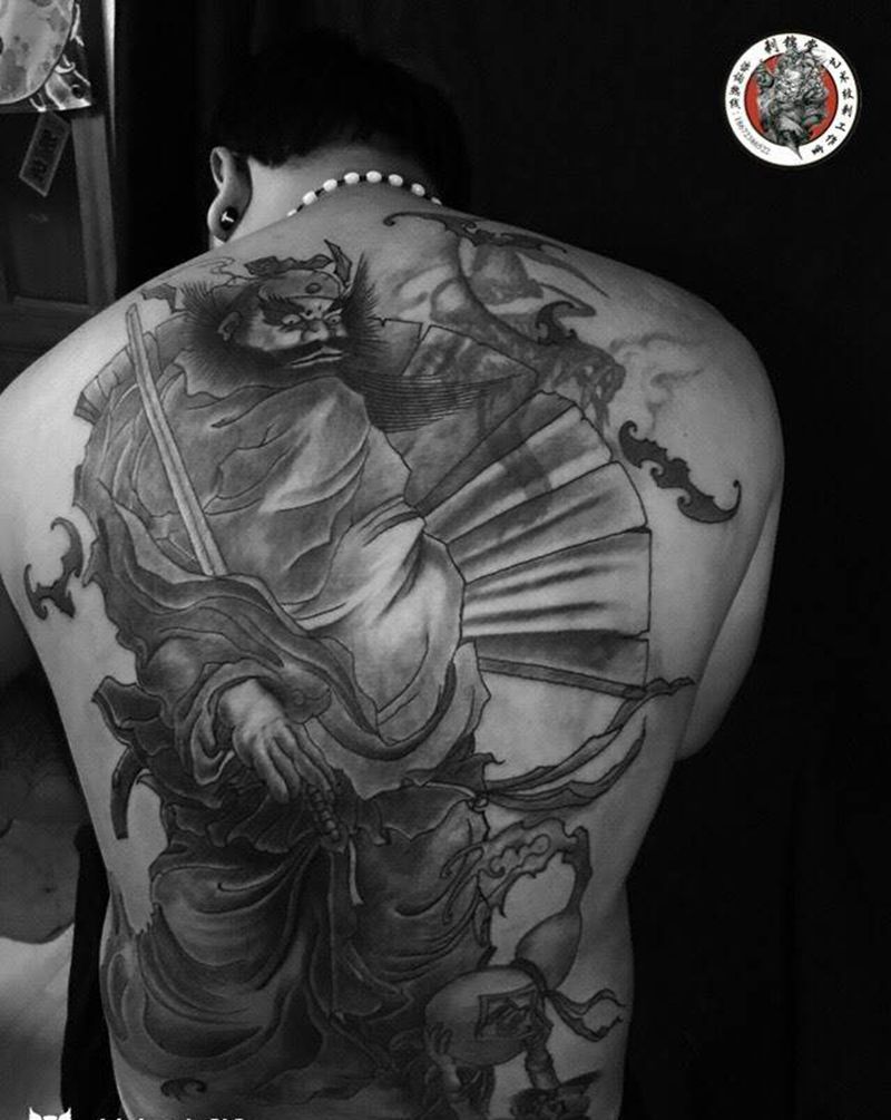 今日作品更新#钟馗背景雾完成# 帅哥给你点个赞 2天扛完了纹身图片